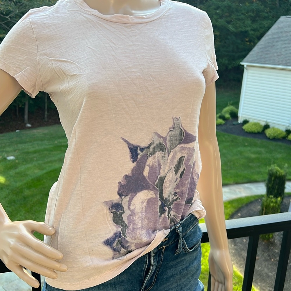 Banana republic, beige, short sleeve T-shirt, with purple gray floral design SZS